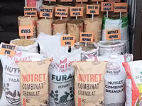 Vind nutret granulat la pui — 照片 2