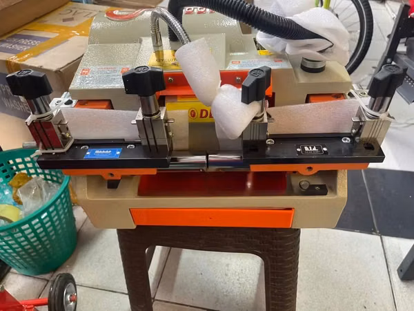 Key Cutting Machine